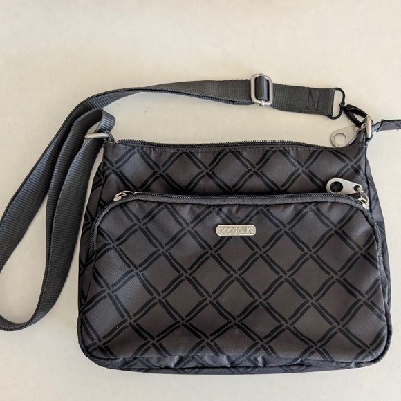 Baggallini Gray/Black Crossbody Bag - Picture 1 of 3